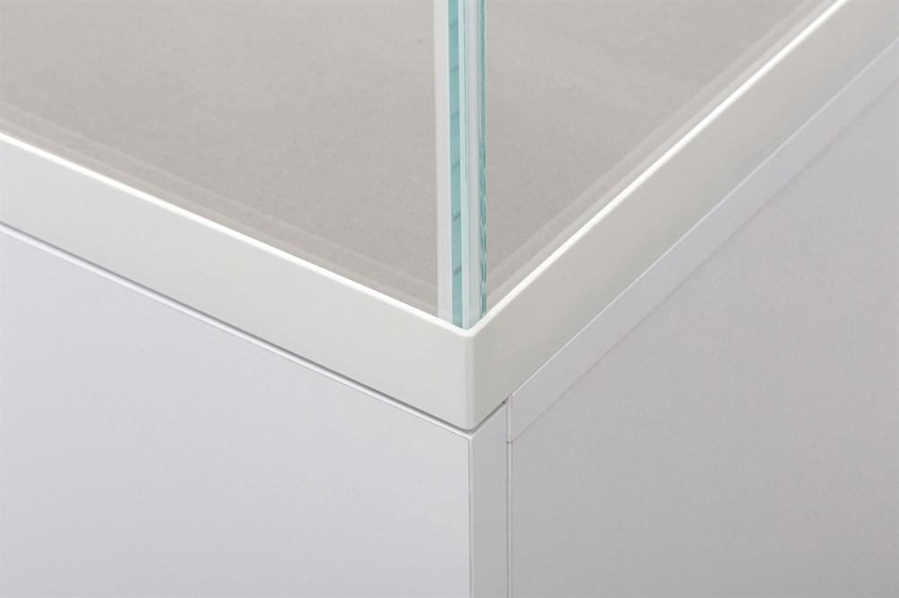 Передний край аквариума "висит" над дверцами - это абсолютно безопасно, но делает вид тумбы более "лёгким"