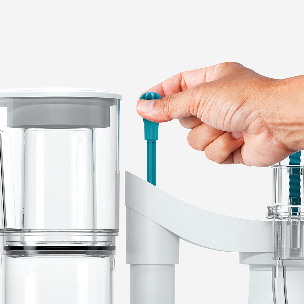 Высокая точка слива / Регулирование слива по высоте Высокая точка слива означает отсутствие сопротивления и более стабильный уровень в конструкции скиммера по сравнению с конструкцией нижнего слива. Отрегулируйте высоту сливной трубки и сливного желоба, поворачивая стержень с резьбой, чтобы отрегулировать уровень воды и пены в реакционной колонне.