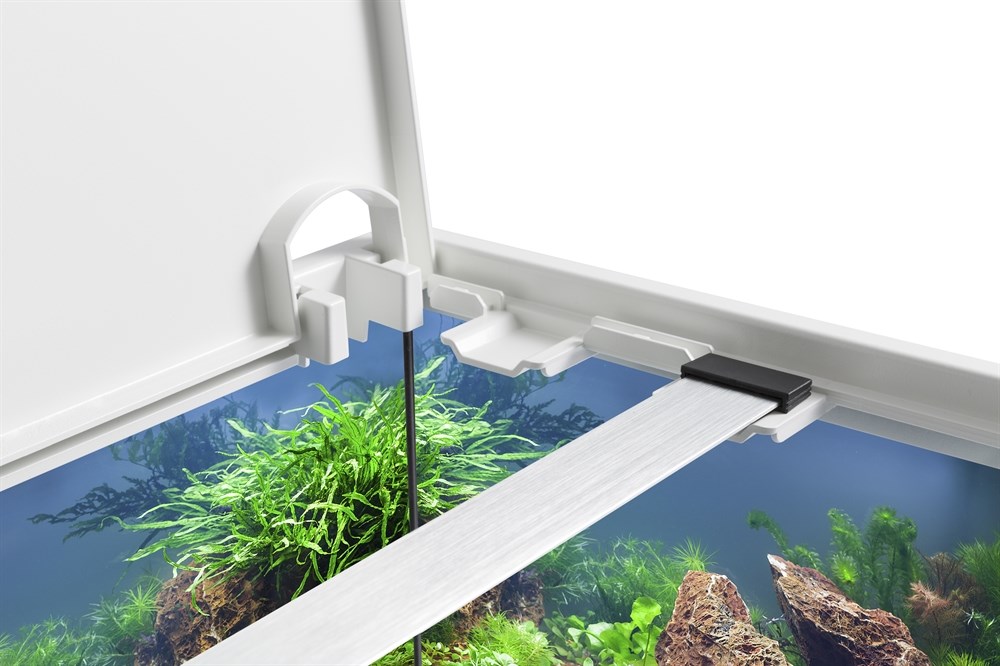 LED-светильник легко сдвигается, можно установить дополнительный