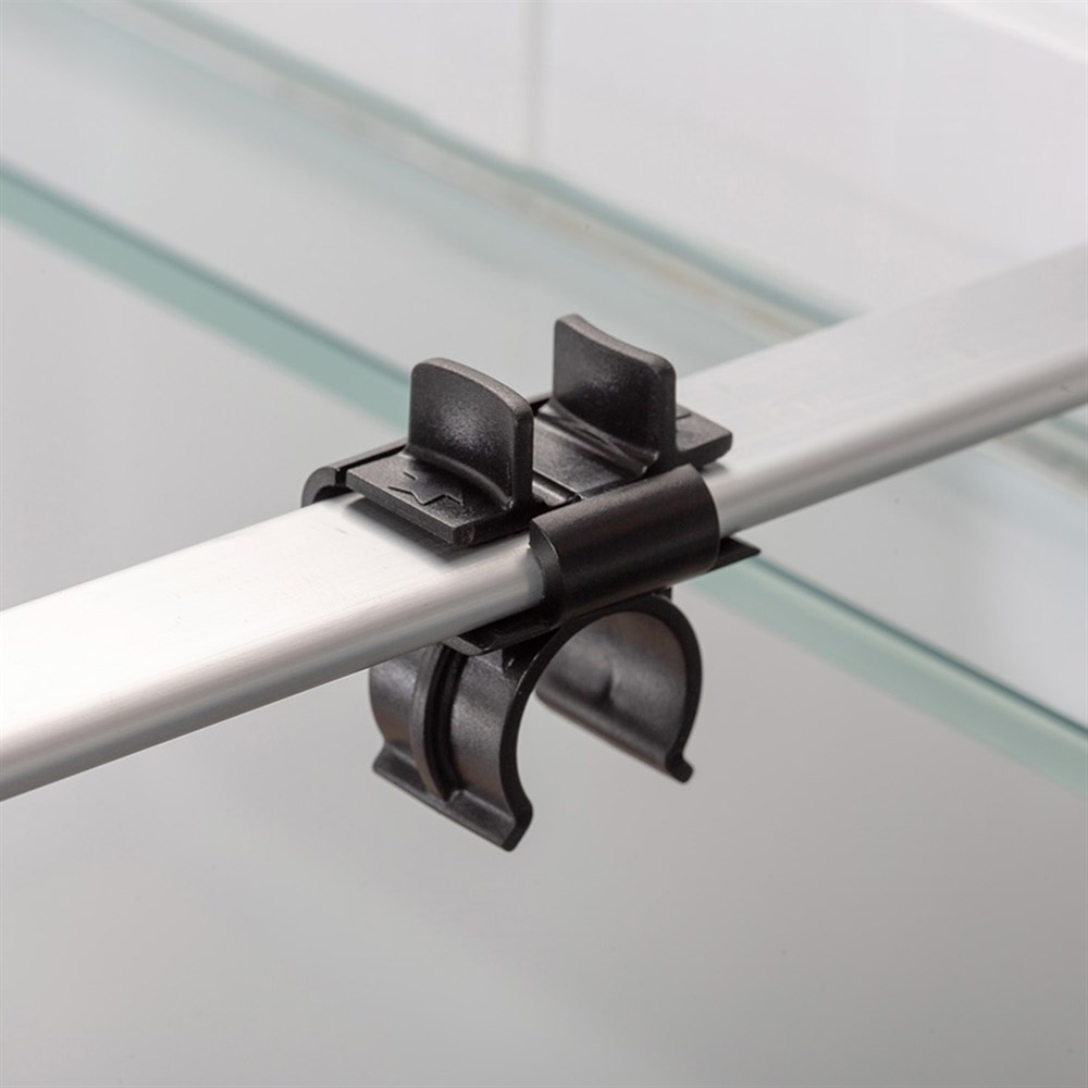 Удобные крепления для светильников. Можно легко нарастить освещение.