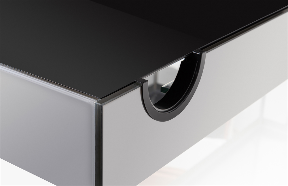 Сзади есть выемки для шлангов и проводов