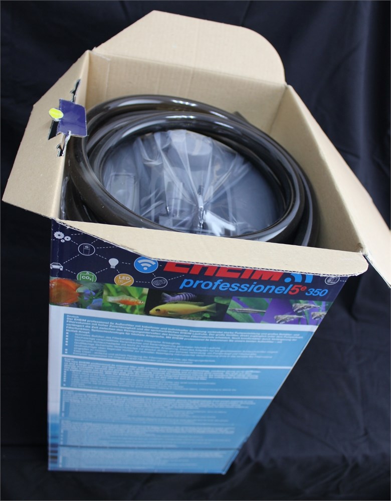 Сверху фильтра уложен шланг, одновременно защищая фильтр от повреждений при перевозке