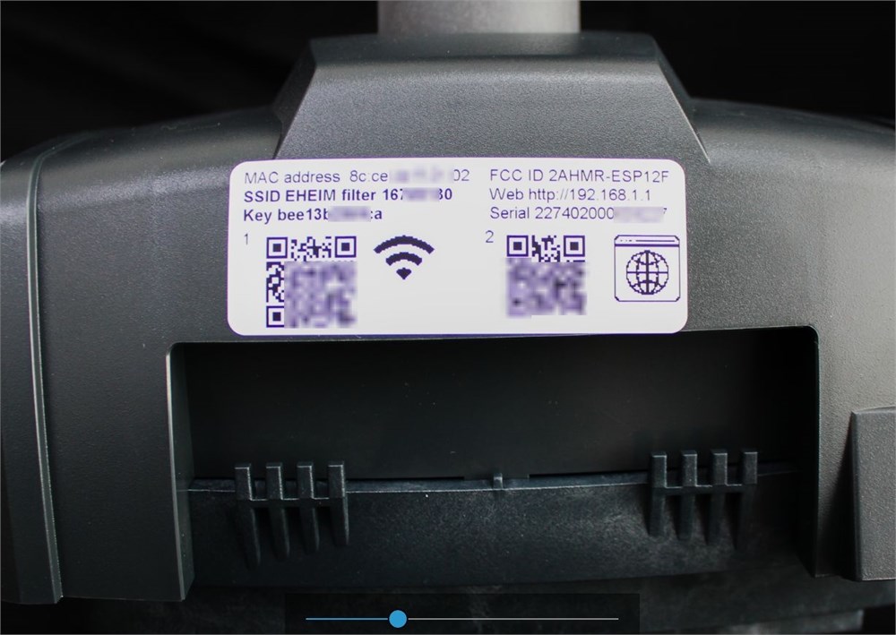 На наклейке важная информация для подключения фильтра и QR-коды.