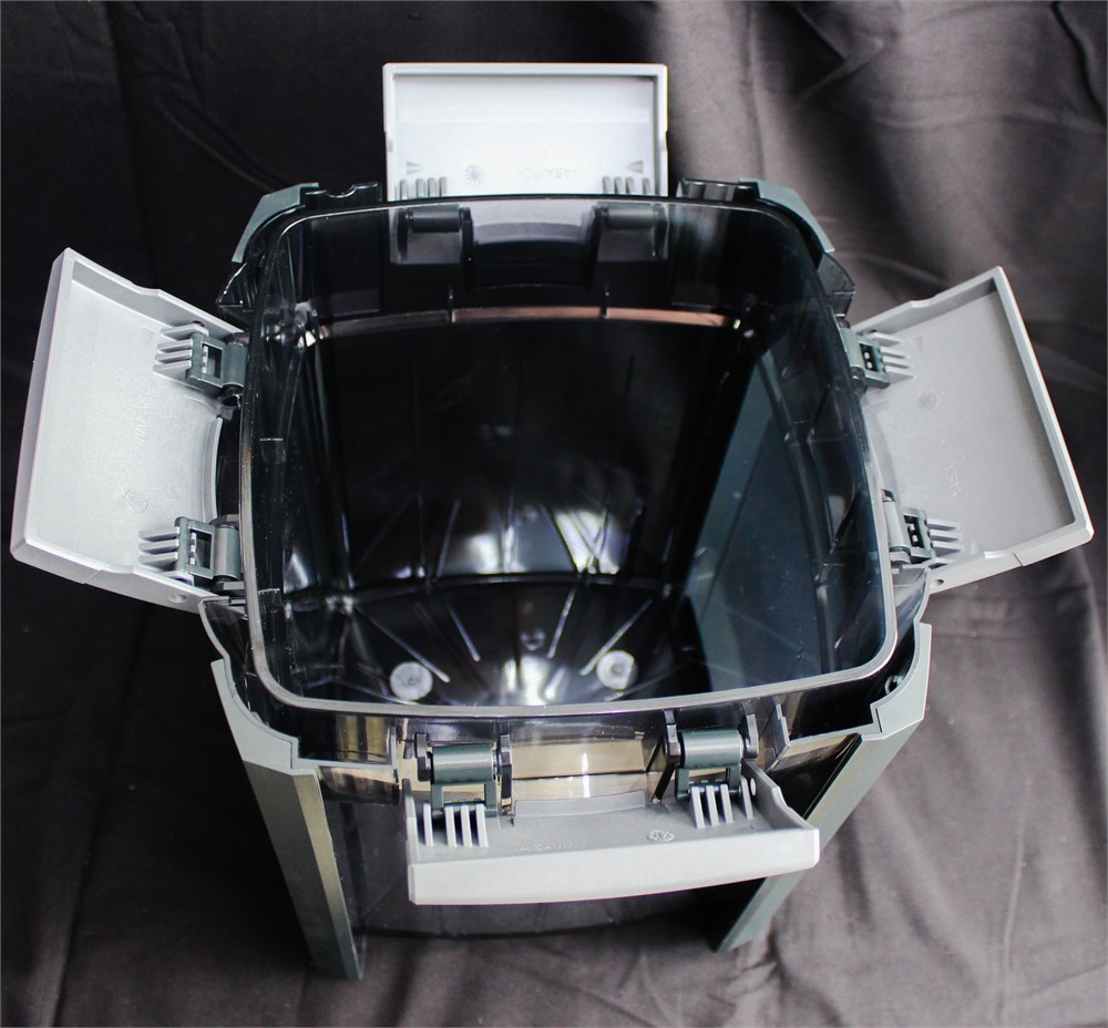 Корпус изготовлен из полупрозрачного дымчатого пластика.