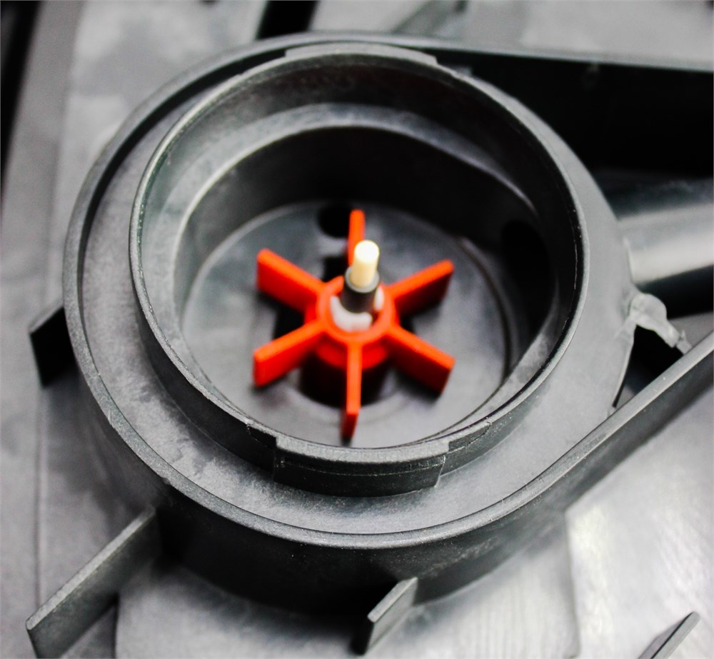 Доступ к ротору простой - надо снять крышечку.